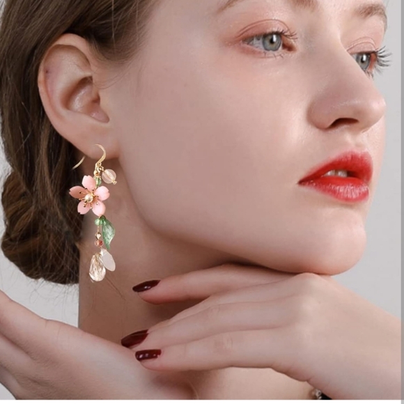 64. NWOT Cute Pink Flower Pearl Leaf Fairy Dangle Statement Earrings - Picture 2 of 5